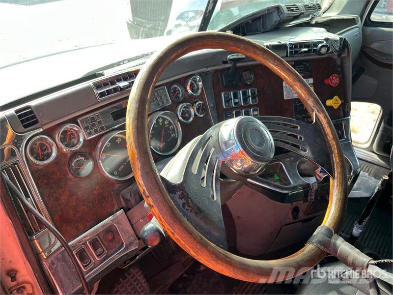 Freightliner ST120 6x4 T/A Sleeper Truck Tractor (Inoperable) Тягачі