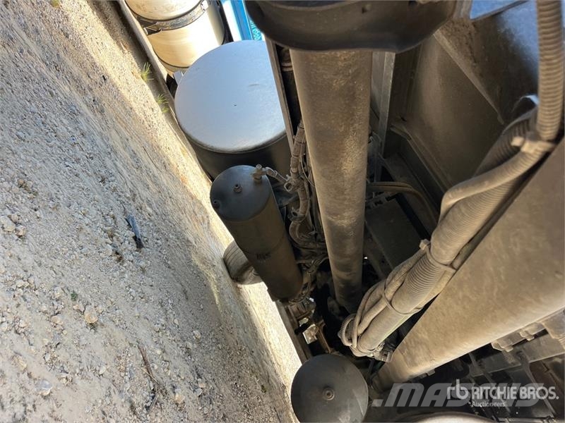Freightliner ST120 6x4 T/A Sleeper Truck Tractor (Inoperable) Тягачі