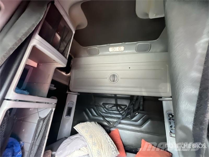 Freightliner ST120 6x4 T/A Sleeper Truck Tractor (Inoperable) Тягачі
