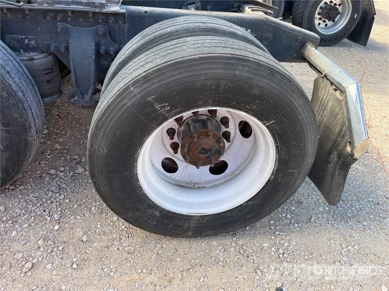 Freightliner ST120 6x4 T/A Sleeper Truck Tractor (Inoperable) Тягачі