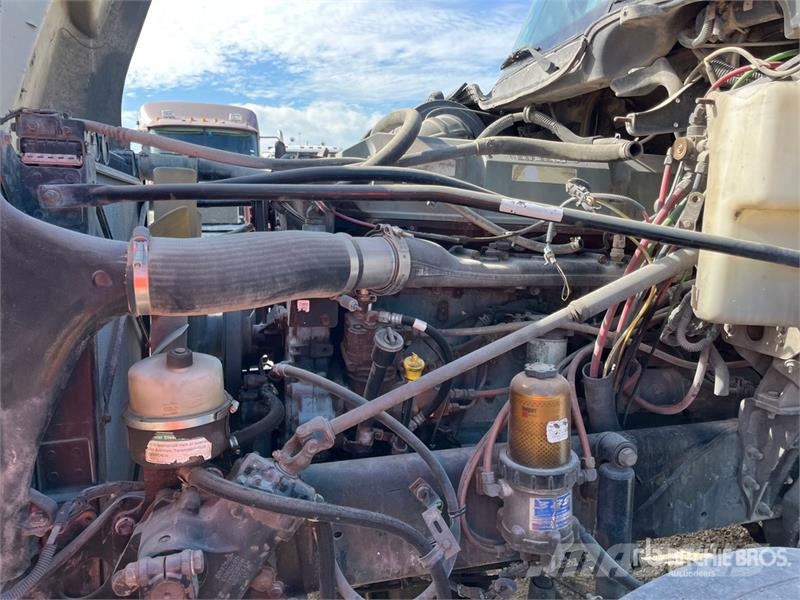 Freightliner ST120 6x4 T/A Sleeper Truck Tractor (Inoperable) Тягачі