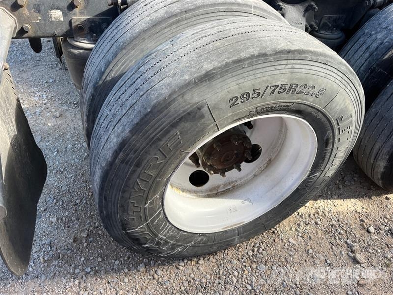 Freightliner ST120 6x4 T/A Sleeper Truck Tractor (Inoperable) Тягачі