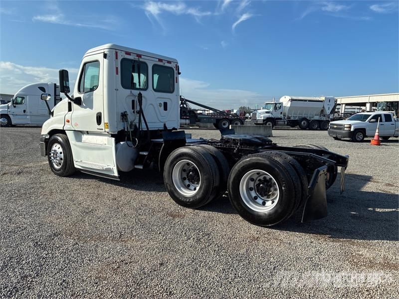  Frieghtliner Cascadia 125 T/A Day Cab Truck Tracto Trekkvogner
