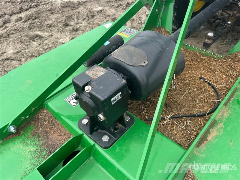 Frontier RC20X 60 in 3-Point Hitch Rotary Cutter видаляють бадилля