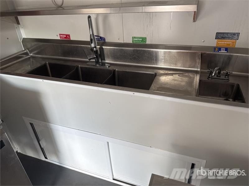 FUD 14 ft T/A Food Concession Trailer Прочие прицепы