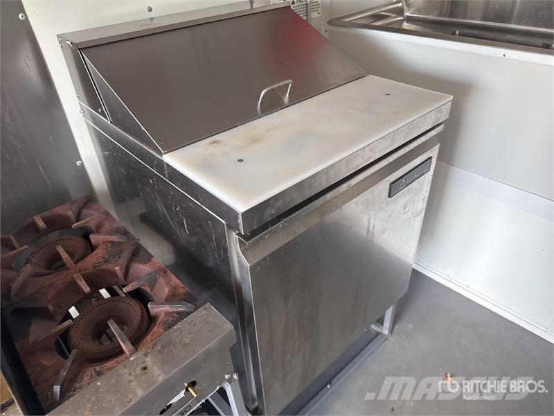FUD 14 ft T/A Food Concession Trailer Прочие прицепы