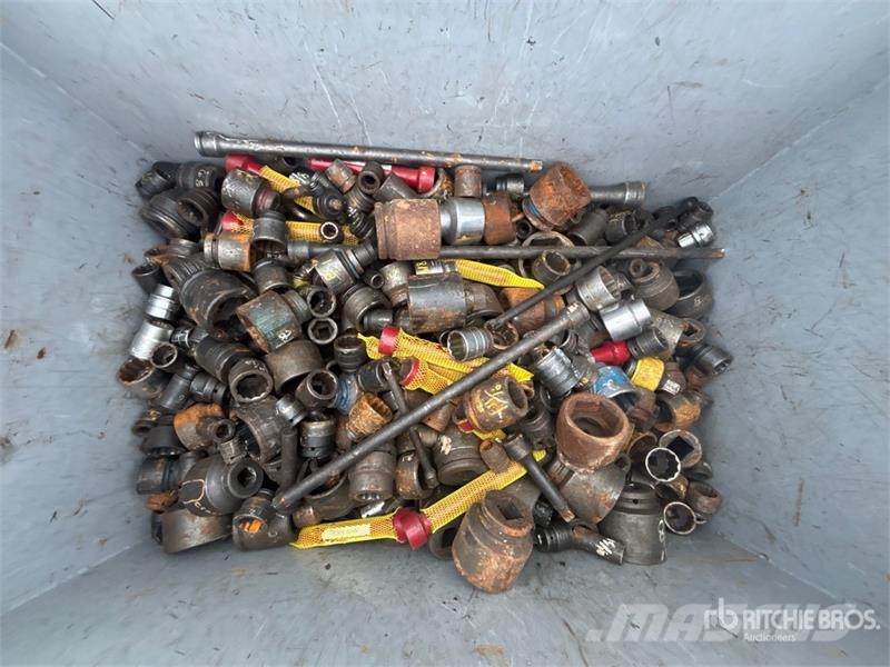  Gang Box of Impact Sockets مكونات أخرى