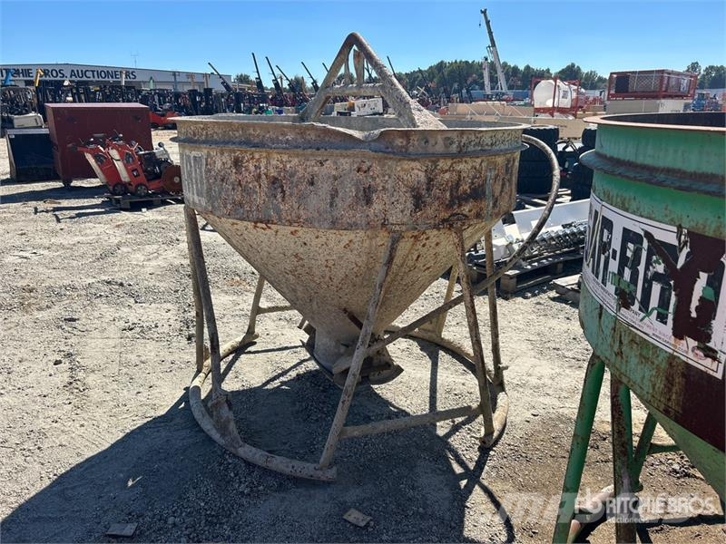 Gar-Bro 454-R 2 Yard Concrete Bucket Pripomočki za betonska dela