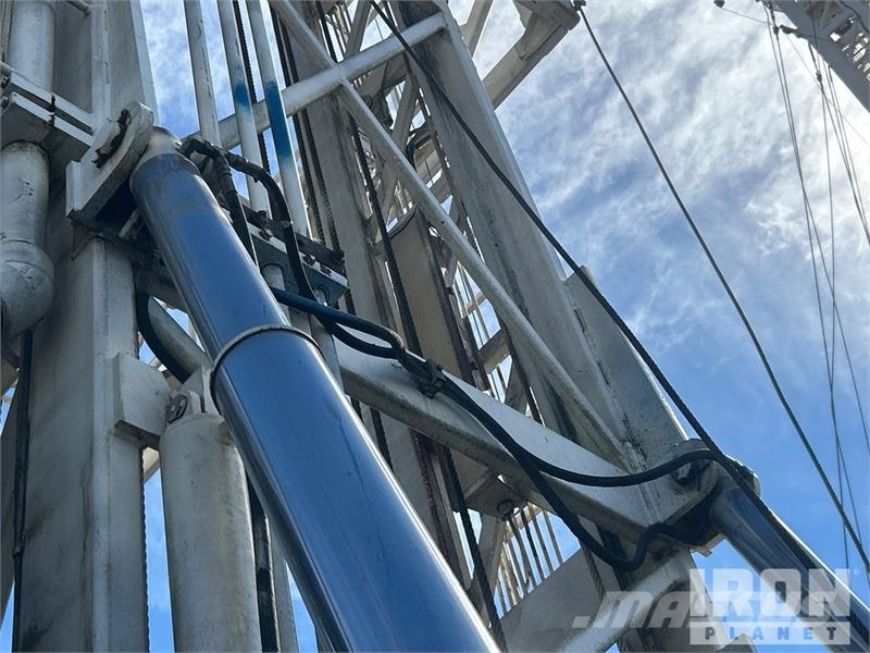  Gefco on   Speesdstar 150K 8x4 Drill Truck شاحنات المعدات  المحمولة لحفر الآبار