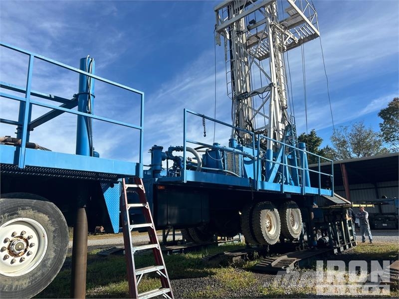 Gefco on   Speesdstar 150K 8x4 Drill Truck شاحنات المعدات  المحمولة لحفر الآبار
