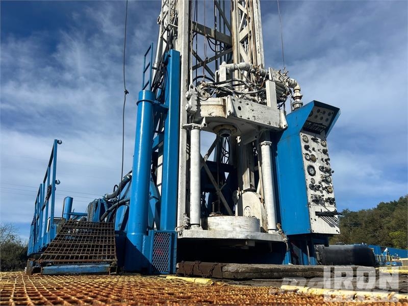  Gefco on   Speesdstar 150K 8x4 Drill Truck شاحنات المعدات  المحمولة لحفر الآبار
