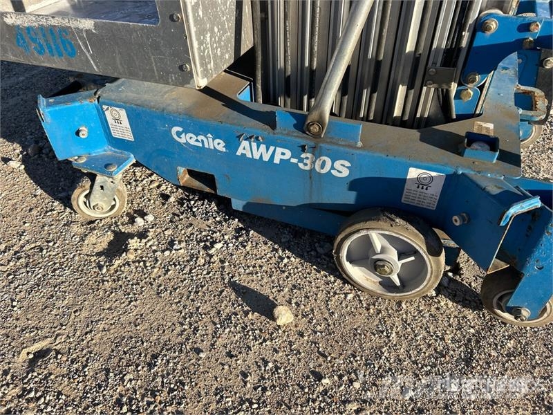 Genie AWP-30S Vertical Mast Lift Jarbolne penjajuće platforme