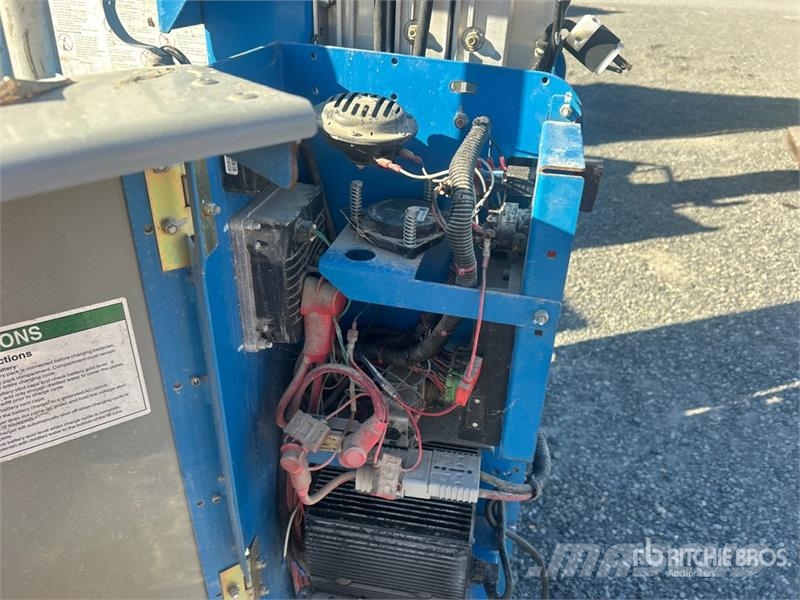Genie GR-12 Vertical Mast Lift 垂直升降工作台