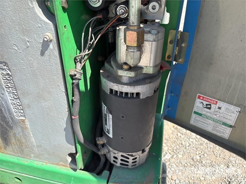 Genie GR-20 Vertical Mast Lift Used Personnel lifts and access elevators