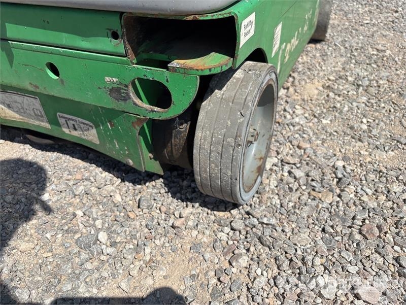 Genie GR-20 Vertical Mast Lift Used Personnel lifts and access elevators