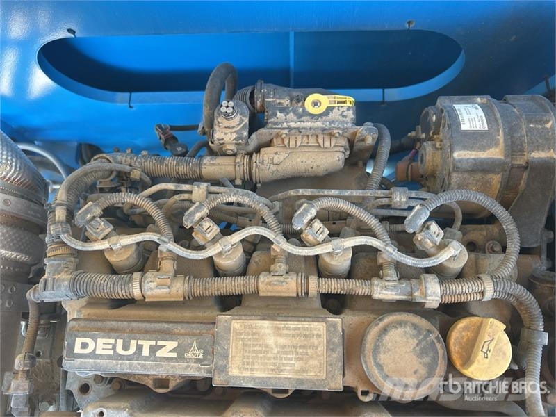 Genie Z-80/60 4WD Diesel Articulating Boom Lift Articulated boom lifts