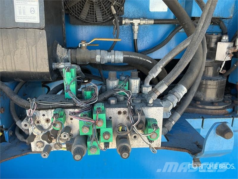 Genie Z-80/60 4WD Diesel Articulating Boom Lift Articulated boom lifts