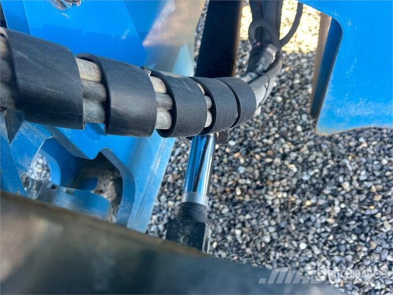 Genie Z-80/60 4WD Diesel Articulating Boom Lift Articulated boom lifts