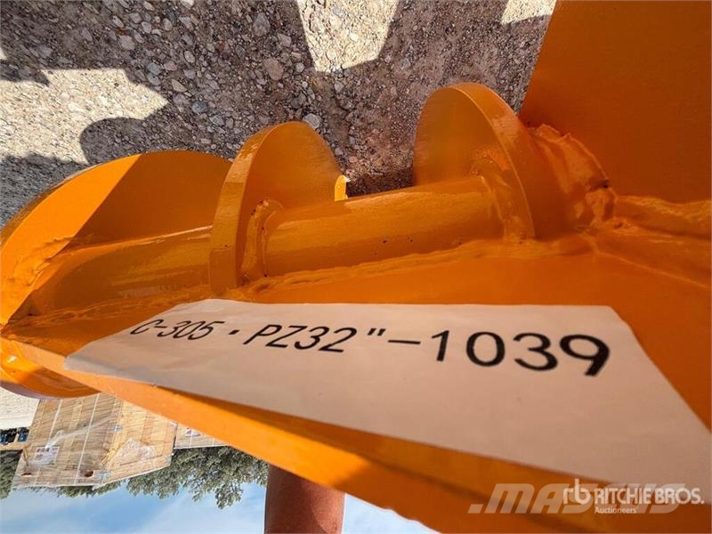 GIYI 32 in Excavator Rake - Fits Cat 305 (Unused) Ancinho virador