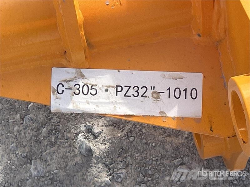 GIYI 32 in Excavator Rake (Unused) Ancinhos e espalhadores de feno