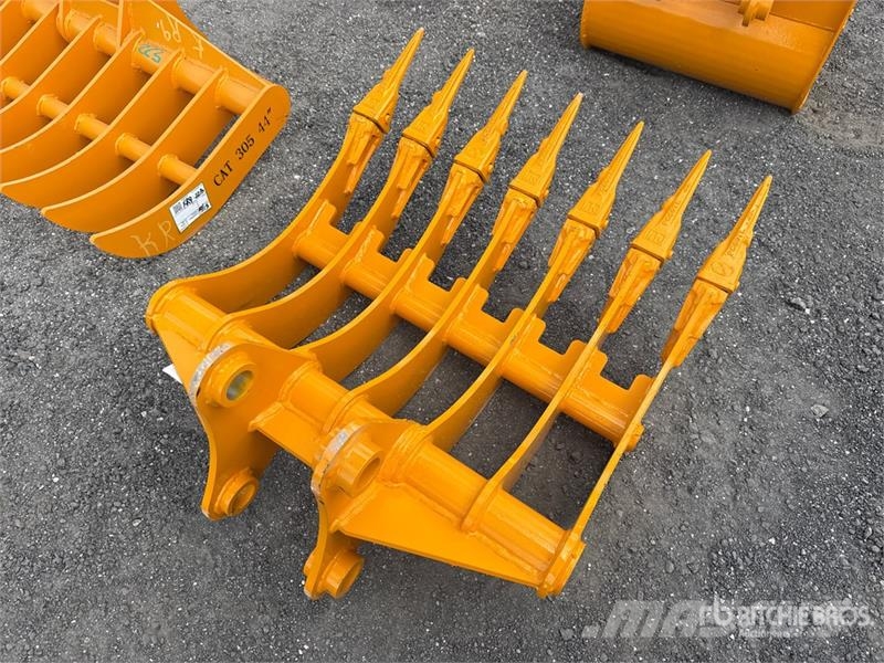  GIYI 32 in Excavator Rake - Fits Cat 305 (Unused) Greble