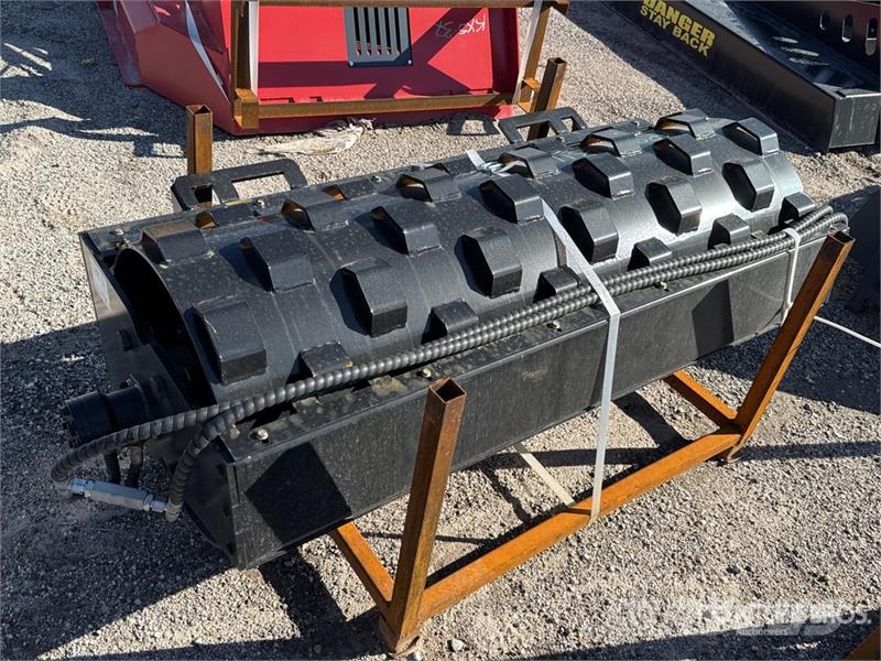 GIYI GY-CW70 59 in Padfoot Skid Steer Vibratory Ro Rolos compactadores