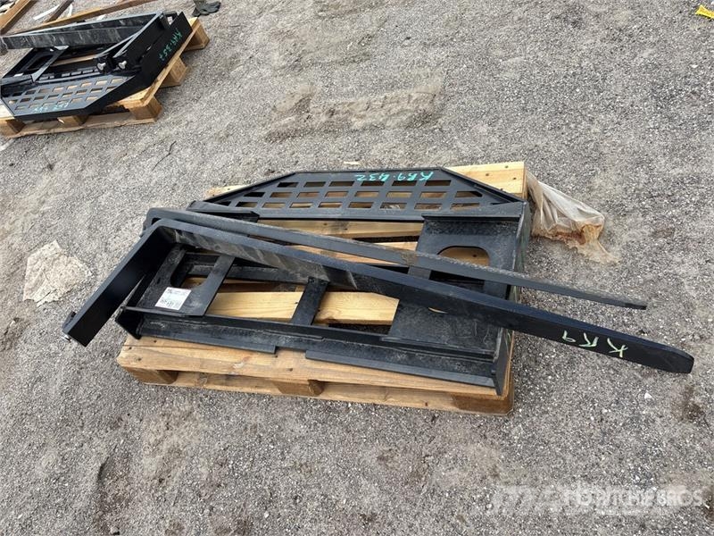 GIYI GY-DHC 44 in Skid Steer Forks (Unused) Pallgafflar