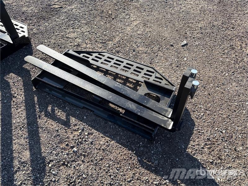 GIYI GY-DHC 59 in Skid Steer Forks (Unused) Pallegafler