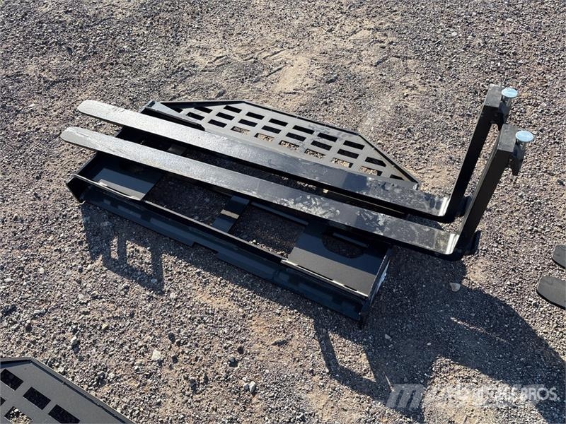 GIYI GY-DHC 59 in Skid Steer Forks (Unused) Pallegafler