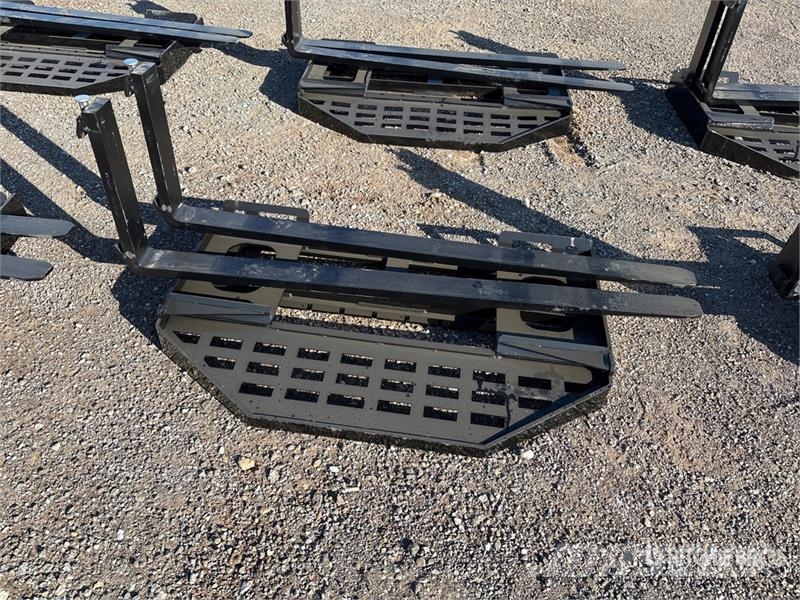 GIYI GY-DHC 59 in Skid Steer Forks (Unused) Pallegafler
