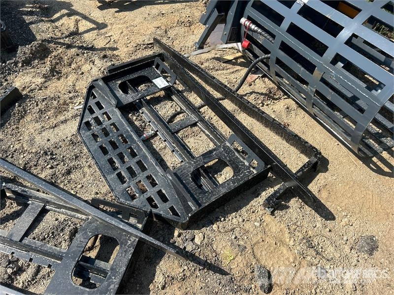GIYI GY-DHC 60 in Skid Steer Forks (Unused) Vilice