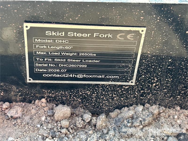 GIYI GY-DHC 60 in Skid Steer Forks (Unused) Vilice