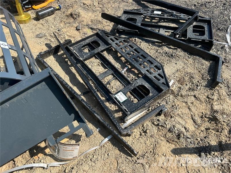 GIYI GY-DHC 60 in Skid Steer Forks (Unused) Vilice