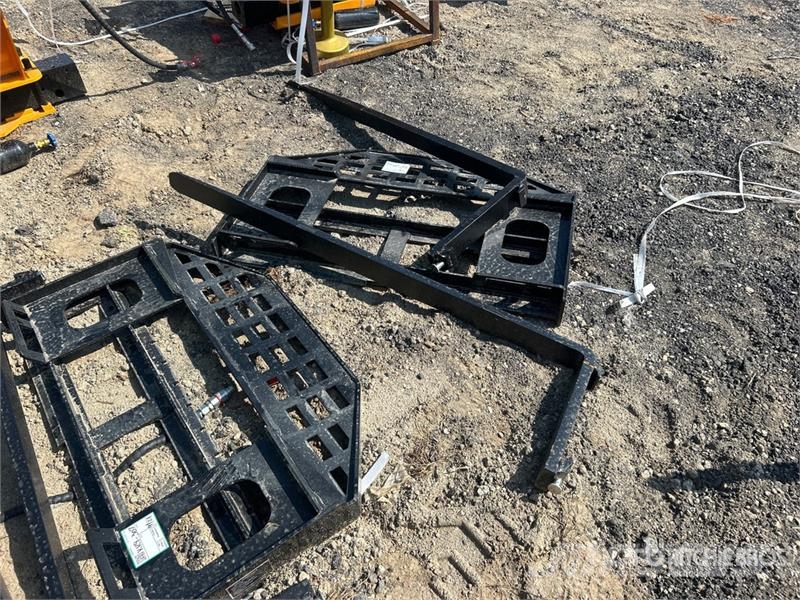 GIYI GY-DHC 60 in Skid Steer Forks (Unused) Vilice