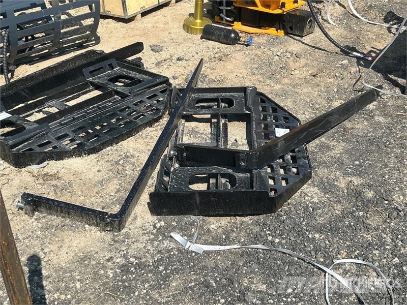 GIYI GY-DHC 60 in Skid Steer Forks (Unused) Vilice