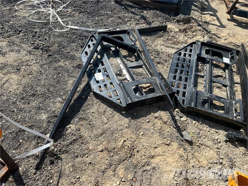 GIYI GY-DHC 60 in Skid Steer Forks (Unused) Vilice
