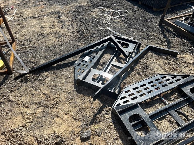 GIYI GY-DHC 60 in Skid Steer Forks (Unused) Vilice