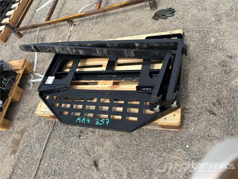 GIYI GY-DHC Skid Steer Forks (Unused) شوكات