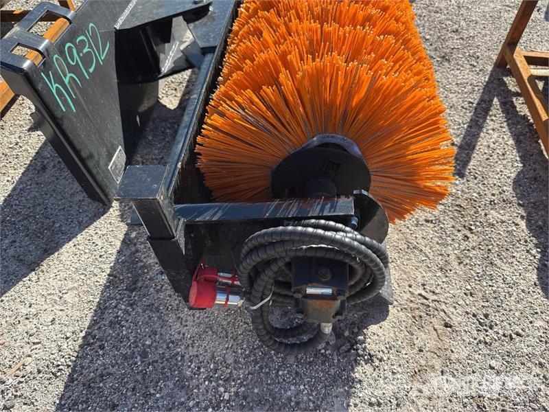 GIYI GY-SE61 61 in Skid Steer Broom (Unused) Escovas