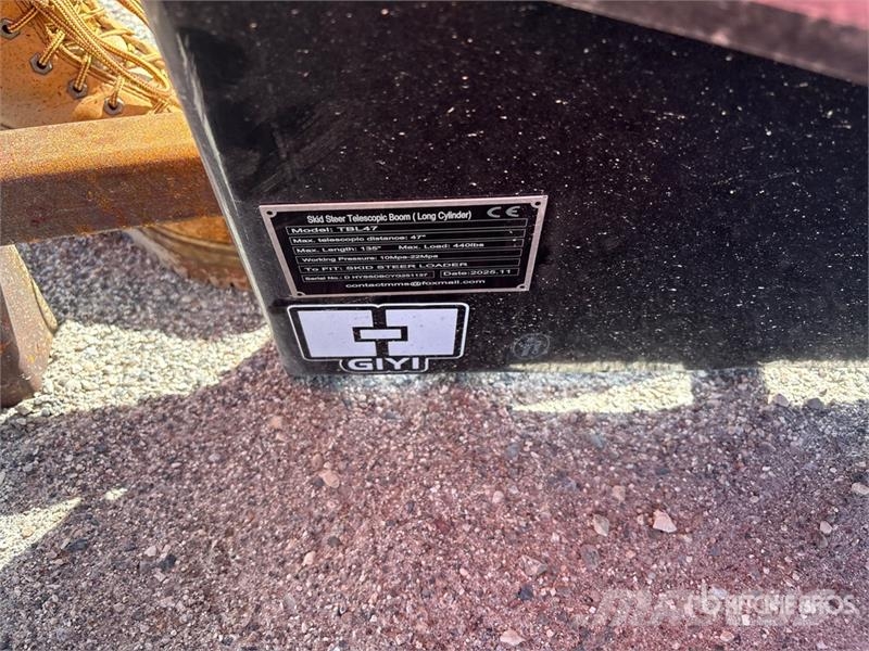 GIYI GY-TBL47 135 in Skid Steer Telescopic Boom (L Other components