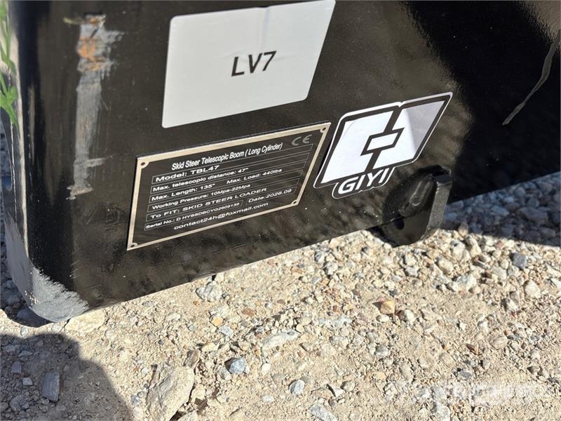  GIYI GY-TBL47 135 in Skid Steer Telescopic Boom (L Other components
