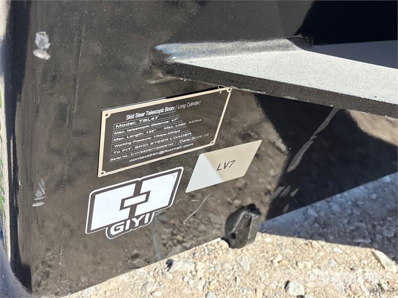  GIYI GY-TBL47 135 in Skid Steer Telescopic Boom (L Other components