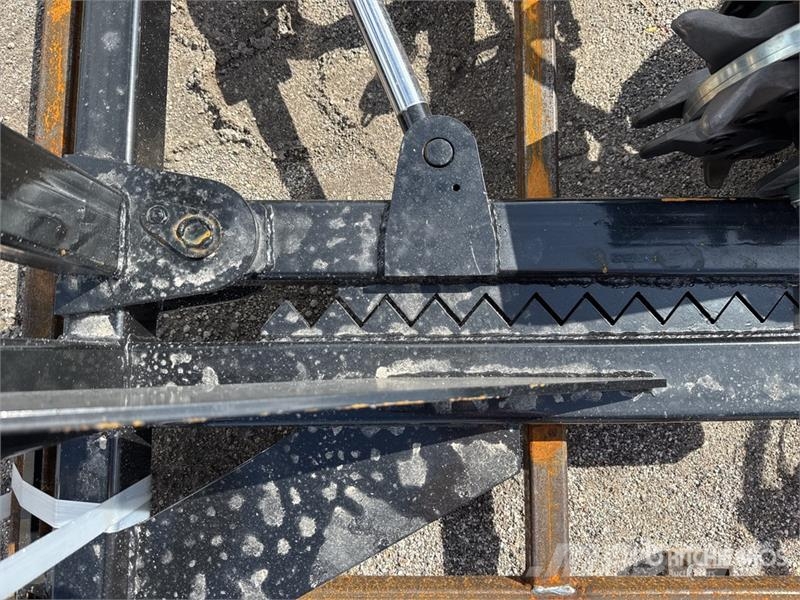 GIYI GY-TP25 25 in Skid Steer Post Puller (Unused) Компоненты строительной техники