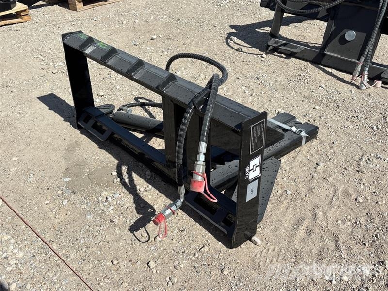  GIYI GY-TP45 25 in Skid Steer Post Puller (Unused) مكونات أخرى