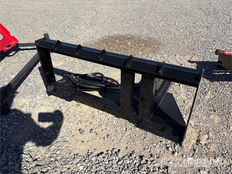 GIYI GY-TP45 25 in Skid Steer Post Puller (Unused) Other components