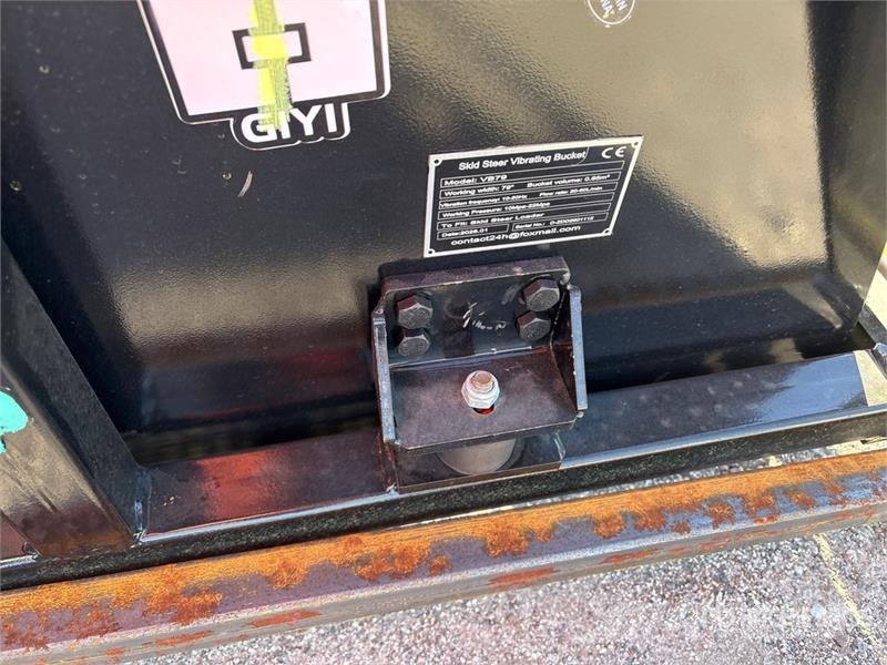  GIYI GY-VB79 79 in Vibrating Skid Steer Screening  Benne vaglianti