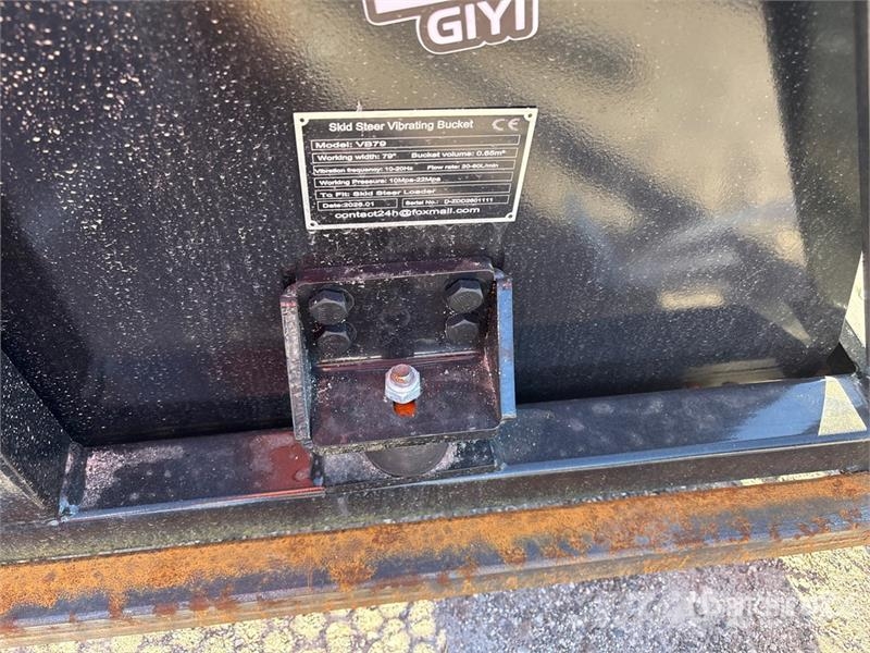  GIYI GY-VB79 79 in Vibrating Skid Steer Screening  Palas mecánicas separadoras