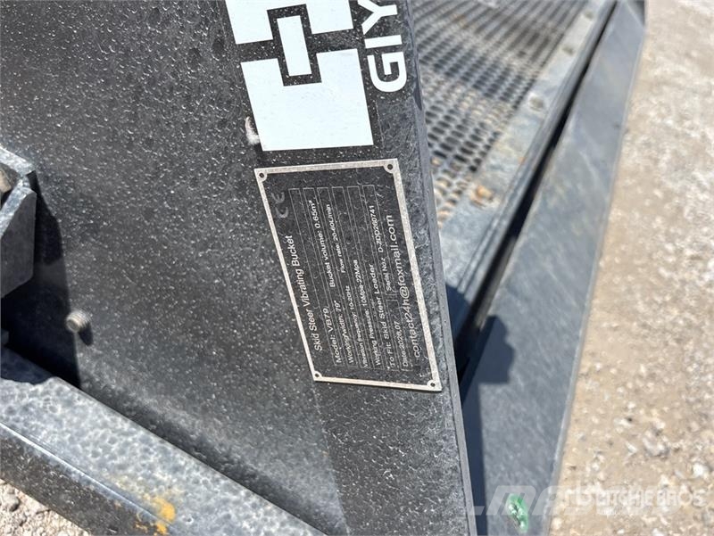 GIYI GY-VB79 80 in Vibration Skid Steer Screening Screening buckets