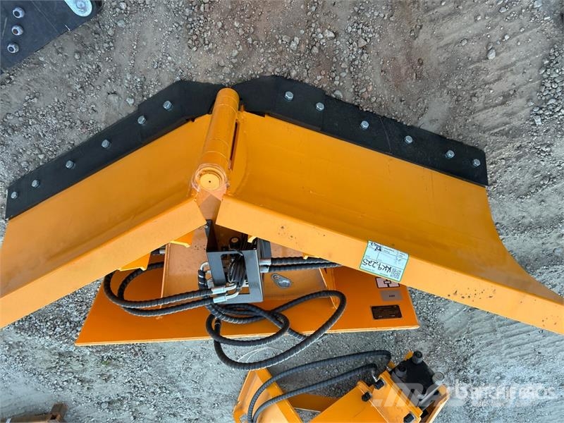 GIYI GY-VSB74 74 in V-Shaped Skid Steer Snow Blade Lame spazzaneve e aratri