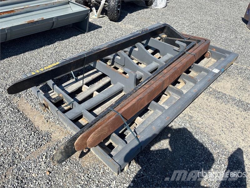 Global Double Fork Attachment (Unused) Fourche